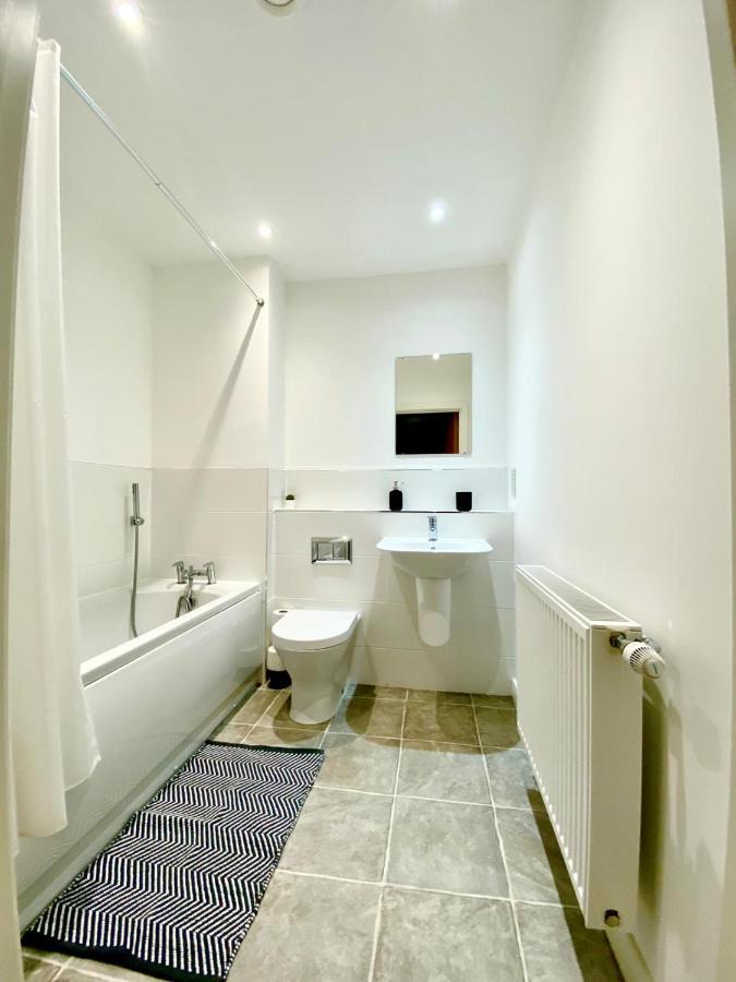 Coastal Comfort: Dual-Bed Suite Near Gunwharf Quays Portsmouth Exterior photo