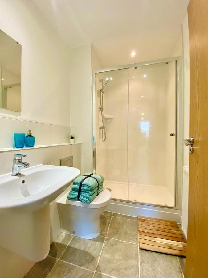 Coastal Comfort: Dual-Bed Suite Near Gunwharf Quays Portsmouth Exterior photo