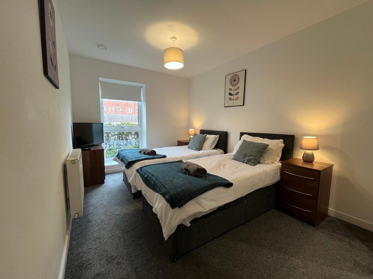 Coastal Comfort: Dual-Bed Suite Near Gunwharf Quays Portsmouth Exterior photo