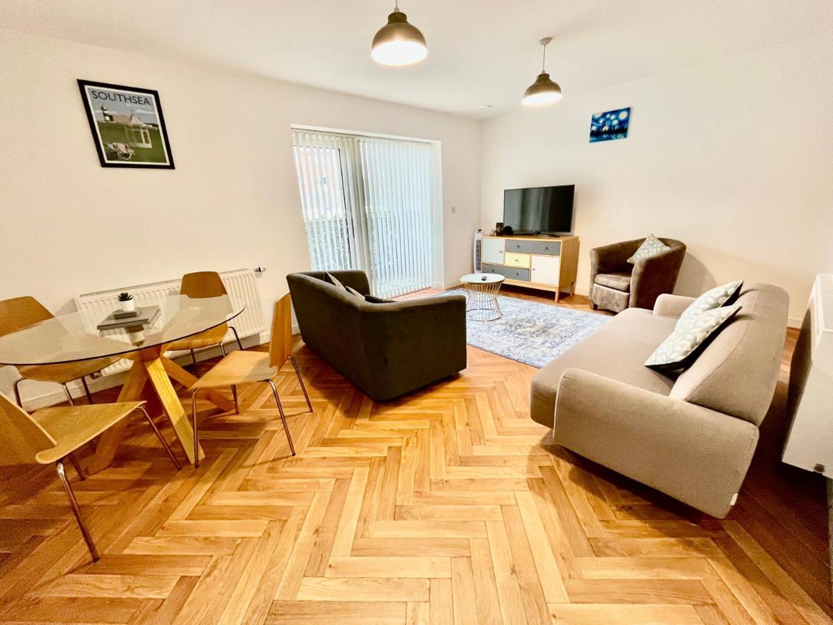Coastal Comfort: Dual-Bed Suite Near Gunwharf Quays Portsmouth Exterior photo